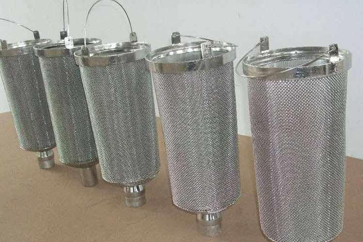 篮式滤芯采用超声波电焊工艺，由单层或多层金属网制成，焊缝均匀牢固过滤精度准确